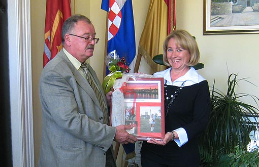 Predsjenica Društva "Naša djeca" zahvala gradonačelniku i poklon butelja vina i fotografija