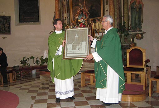 Župa Sv. Križa uručila je poklon fra Runji za ovih 12 godina svečeništva u Ogulinu