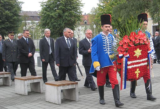 Frankopanski gardisti polažu vijenac ispred spomenika na Trgu hrvatskih rodoljuba