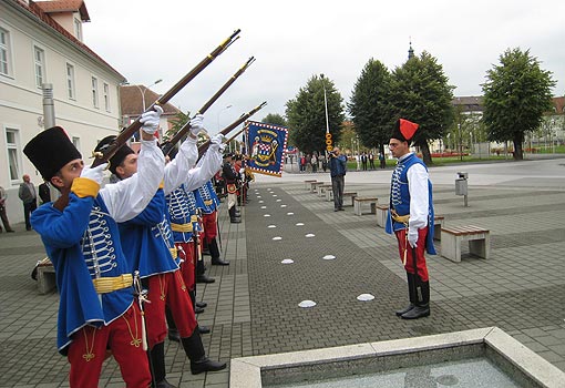 Počasna paljba Frankopanske garde u čast Dana Grada i Župe