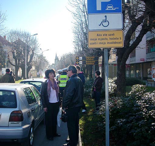 Vozilo zdrave osobe parkirano na mjestu za osobe s invaliditetom