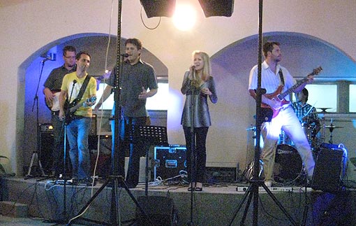 Reviju Ive Magdić uveličao su i ogulinski glazbeni bend "The speen"