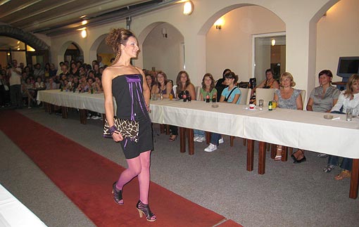 Jedna od manekenki nosi modele koje je kreirala i sašila Iva Magdić