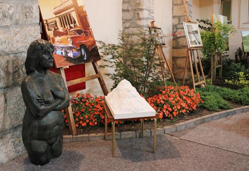U atriju Hotela   Frankopan otvorena je izložba umjetničkih radova Likovnog društva   "Frankopan"