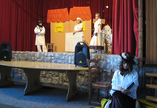 Kazališna grupa "Jaglac" izvela predstavu "Sunce djever i Neva Nevičica"