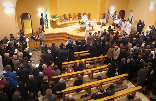 Župljani Župe Sv. Križa bili na svetoj misi u  novoj crkvi Bl. Alojzija Stepinca