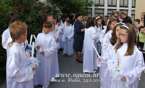 Učenici trećih 
razreda Župe sv. Križa prvi puta se pričestili