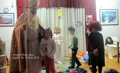 Sv. Nikola darivao djecu ogulinskih osnovnih skola i male pacijente Opce bolnice Ogulin