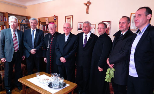 Apostolski nuncij u Republici Hrvatskoj nadbiskup  mons. Alessandro D'Errico pohodio je na Cvjetnicu grad Ogulin i župu sv. Križa